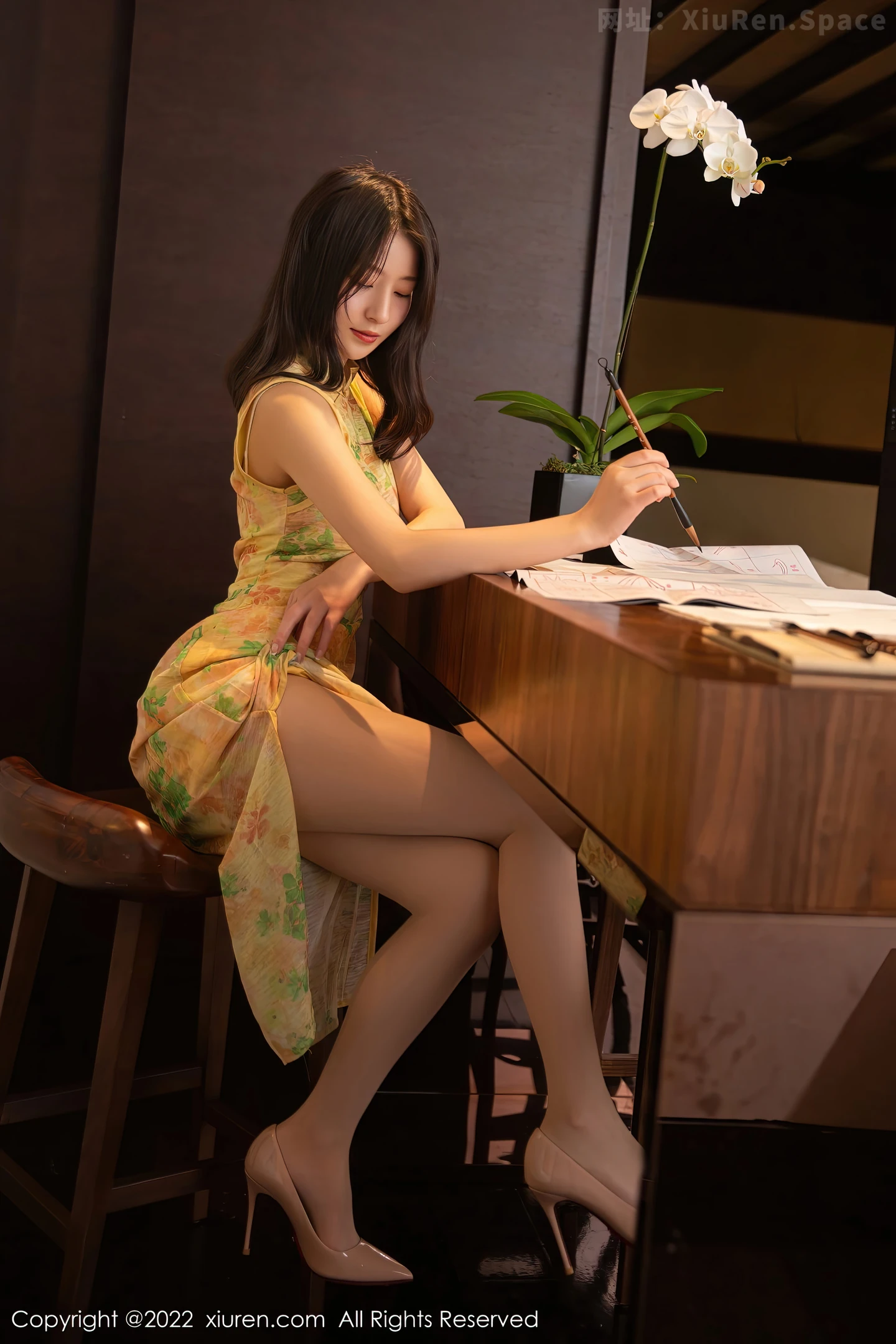 图片[2]-[XiuRen秀人网] VOL.5802 模特熊小诺北京旅拍黄色旗袍半脱露蕾丝内衣超薄肉丝诱惑写真80P-秀人网官方网站